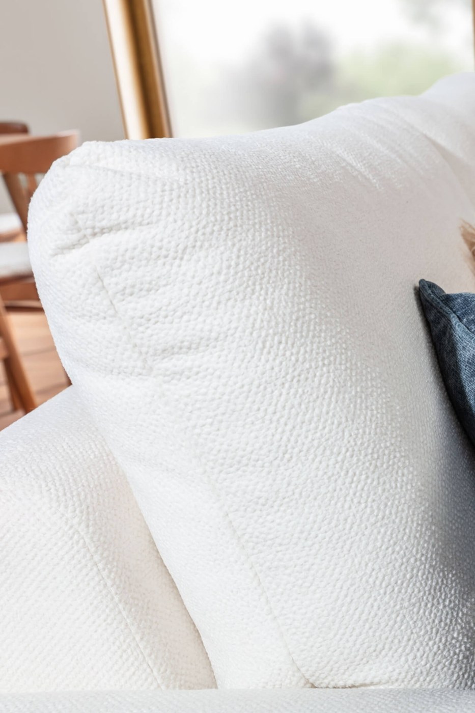 Detail voľného chrbtového vankúša pohovky LEO sofa 3.