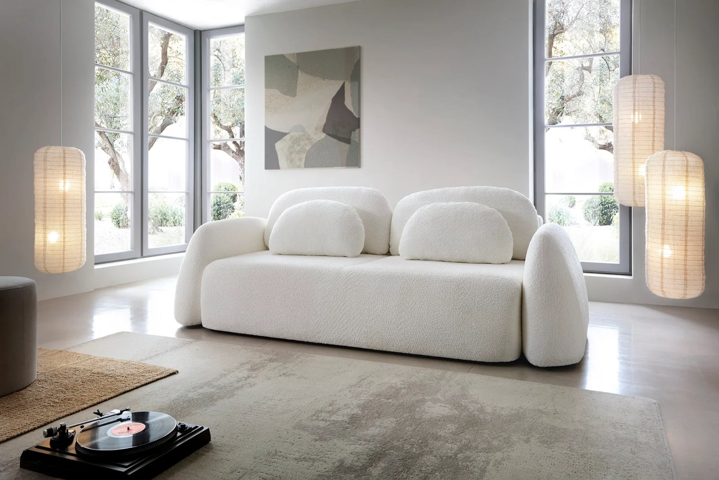 LEONARDO sofa – celá pohovka v interiéri s oblými bokmi a voľnými vankúšmi.