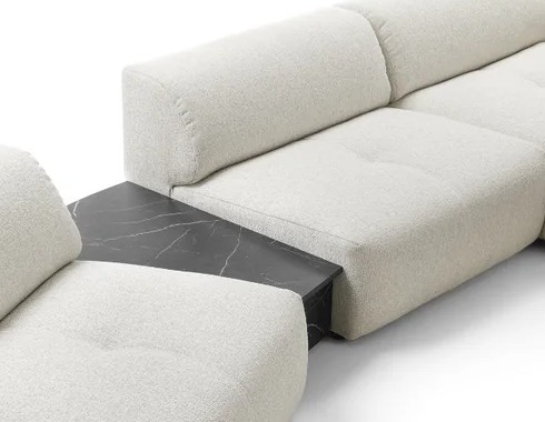 LUSSO R1 – detail stolíkového dielu CT medzi čalúnenými sedacími časťami.