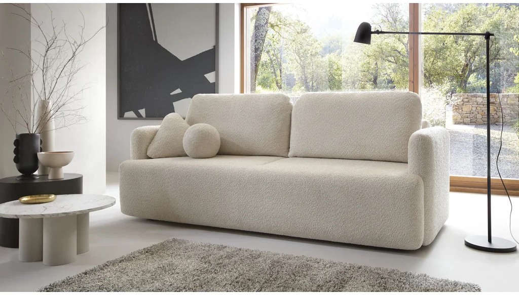 Rozkladacia pohovka PULLY sofa v svetlom čalúnení v interiéri pri okne.