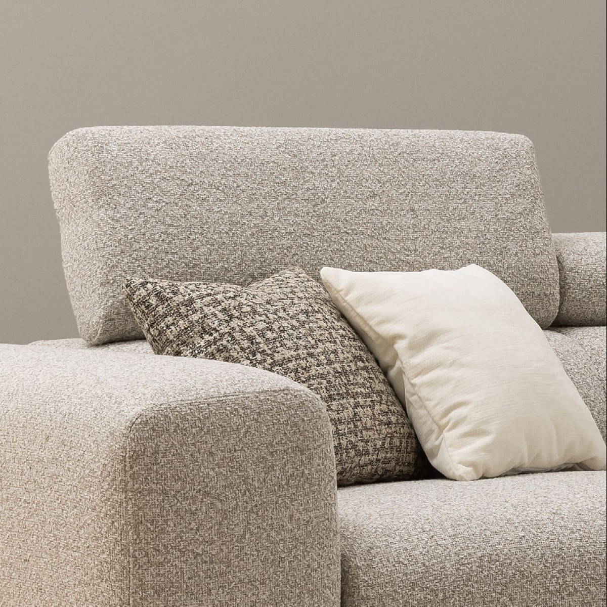 Detail vyklopenej opierky hlavy a zaoblenej podrúčky pohovky RIPLE 3-sofa.