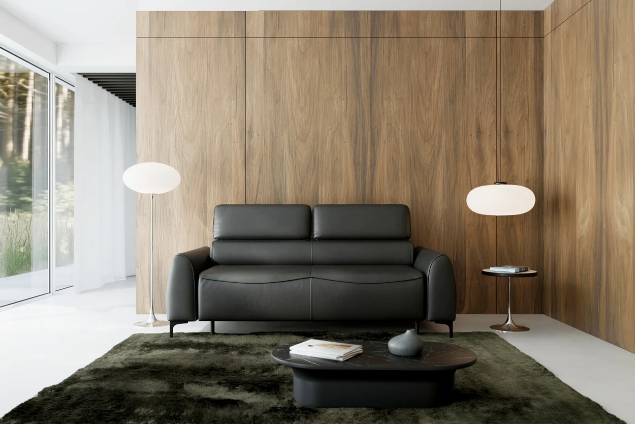 Čierna rozkladacia pohovka ULTRA sofa v modernom interiéri pri oknách a drevenej stene.