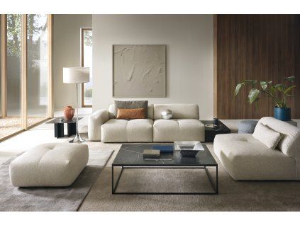 Pohovka do obývačky sofa LUSSO S2 v modernom interiéri obývačky, svetlé čalúnenie so širokými sedákmi a nízkymi operadlami