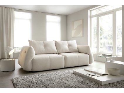 Rozkladacia pohovka RELAXIA SOFA v interiéri obývačky, svetlé čalúnenie a široké sedáky s vankúšmi, pohľad spredu.