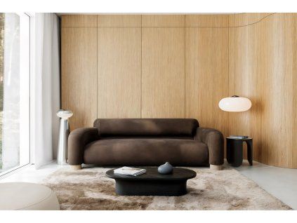 PAVIO sofa S3 – trojmiestna pohovka v hnedom čalúnení s oblými podrúčkami a drevenými nohami v svetlom interiéri.