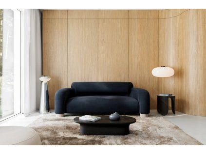 PAVIO sofa S2 – dvojmiestna pohovka v tmavom čalúnení s oblými podrúčkami a drevenými nohami v svetlom interiéri.