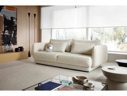 Rozkladacia pohovka COMFORA v prevedení sofa svetlá v interiéri, pohľad spredu s viditeľnými operadlovými vankúšmi.