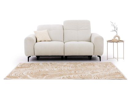 Dvojmiestna pohovka VELVETO SOFA S2 v minimalistickej obývačke so svetlým kobercom.