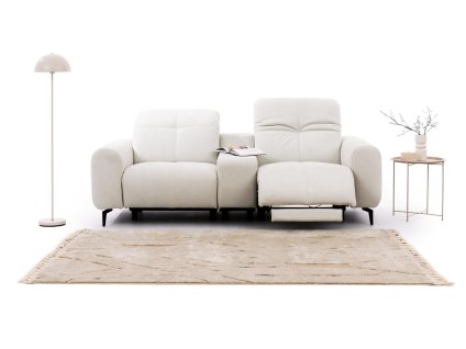 Dvojmiestna pohovka VELVETO SOFA S3 v svetlom čalúnení s relax funkciou, stredovou konzolou, čiernymi nožičkami a obývacím doplnkovým aranžmánom.