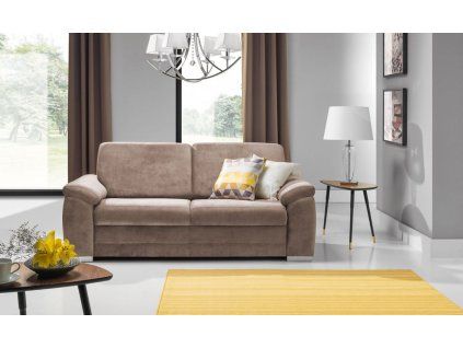 Pohovka ASPEN sofa 3 v hnedom odtieni s vankúšmi v obývačke, čelný pohľad pred oknom a stolíkom s lampou.