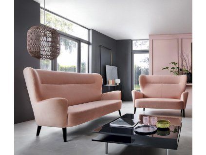 Trojmiestna pohovka NAOMI sofa 3 v ružovom poťahu v interiéri; v pozadí samostatne predávaný dvojsed.