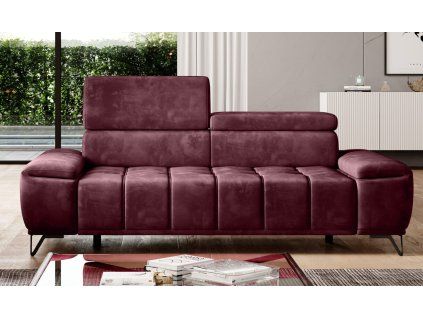 Pohovka TEODOR Sofa 2 v bordovom odtieni, čelný záber v interiéri so zvýrazneným prešívaním sedákov.