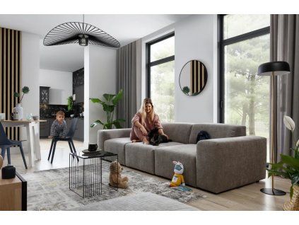 Pohovka CLOUD SOFA 3 v sivohnedom čalúnení v modernom interiéri, dlhý trojsed pri veľkých oknách, pohľad z uhla.
