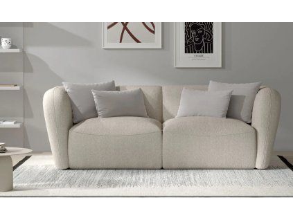 Dvojsedová pohovka STELVIO Sofa vo svetlobéžovej farbe v modernej obývačke, celkový pohľad spredu s vankúšmi.