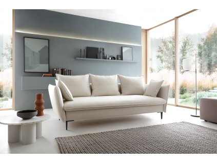 Rozkladacia pohovka LUPO sofa v svetlom čalúnení v obývačke, rovný tvar s vankúšmi a vysokými kovovými nožičkami.