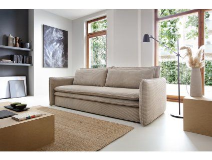 Rozkladacia pohovka ALBER SLIM SOFA v interiéri pri okne, béžové čalúnenie, pohľad v uhle spredu.