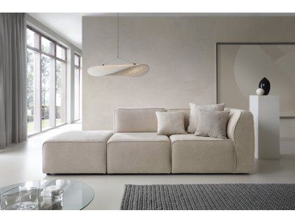 Rovná pohovka do obývačky HYDRA SOFA V1 vo svetlobéžovom čalúnení, čelný pohľad na dlhú zostavu s vankúšmi a nízkym operadlom