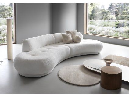 Svetlá oblúková pohovka do obývačky BLAZE SOFA A1 v modernom interiéri pri okne, pohľad spredu