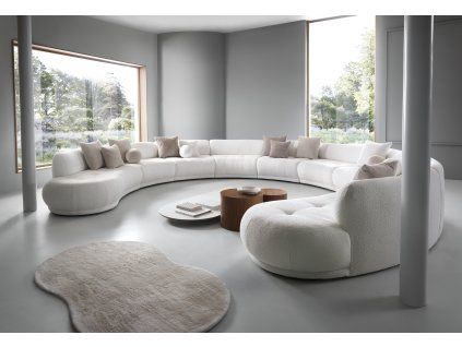 Svetlá oblúková pohovka do obývačky BLAZE SOFA A3 XXL v interiéri pri oknách, čelný pohľad na zaoblené diely