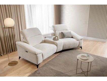 Pohovka PALERMO SOFA 2 verzia 3 v krémovom čalúnení v interiéri, pohľad zošikma s dekou a okrúhlym stolíkom.