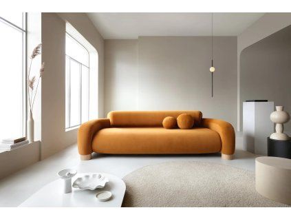 Sedacia súprava PAVIO SOFA S4 v interiéri, horčicovo-hnedé čalúnenie s oblými tvarmi a valčekovým operadlom, pohľad spredu.