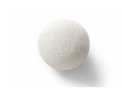 Dekoratívny vankúš Sphere v krémovej farbe na bielom pozadí, guľatý tvar a jemne štruktúrovaný povrch.