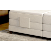 Boxspring posteľ EMBRACE, detail prednej časti rámu s béžovým čalúnením a čiernou nohou.