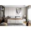 Béžová boxspring posteľ EMBRACE v interiéri spálne, celkový pohľad spredu.