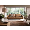 Rozkladacia pohovka LUXERA SOFA v hnedom čalúnení v modernom interiéri obývačky, nízke čierne nožičky a rovné podrúčky, pohľad spredu.