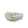 Rozkladacia pohovka COMFORA v prevedení sofa svetlá z bočného uhla, detail zaoblených podrúčok a korpusu.