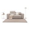 Pohovka RIPLE Sofa 3 v svetlobéžovej poťahovej látke zobrazená spredu v jemnom aranžmáne s kobercom, dekoračnými vankúšmi, prehozom, stolíkom a stojacou lampou.