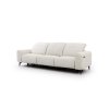 Pohovka VELVETO SOFA S1 vo svetlej látke z bočného predného pohľadu, s polohovateľnými opierkami hlavy, čiernymi nožičkami a ovládaním relax funkcie na podrúčke.