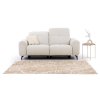 Dvojmiestna pohovka VELVETO SOFA S2 v minimalistickej obývacej scéne so svetlým kobercom, dekoračným stolíkom a jemným bytovým doplnkom.