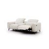 Dvojmiestna pohovka VELVETO SOFA S3 s vysunutou relax funkciou, zdvihnutou opierkou nôh, svetlým poťahom a bočným ovládacím prvkom.