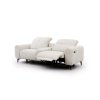 Dvojmiestna pohovka VELVETO SOFA S3 s vysunutou relax funkciou a zdvihnutou opierkou nôh.