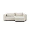 Sedacia súprava CORDIA sofa v poťahovej látke Monte 03 s jednou vysunutou sedacou časťou vytvárajúcou predĺženú plochu na relaxáciu.