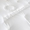 Matrac AMBROSIA, detail bieleho prešívaného poťahu s vyšitým názvom AMBROSIA.
