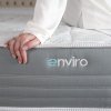 Matrac ENVIRO OXY, detail sivého boku s logom ENVIRO a okraja poťahu.