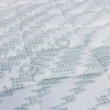 Matrac ENVIRO OXY POCKET, detail bieleho prešívaného povrchu s modrosivým vzorom.