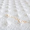Matrac PROPOLIS COMFORT, detail bieleho prešívaného poťahu s nápisom PROPOLIS.