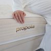 Matrac PROPOLIS COMFORT, detail bočného poťahu s logom PROPOLIS pri dotyku ruky.