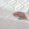 Matrac OXYGEN HYDROLATEX – detail bieleho poťahu COLLAGEN s rukou na prešívanom povrchu.
