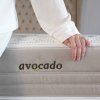 Matrac COCONUT PREMIUM T4 – detail poťahu AVOCADO a ruky na jeho okraji.