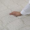 Matrac BIOGREEN LINE T4 – detail ľanového poťahu LINEN s rukou na povrchu.