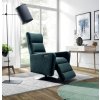 Relaxačné kreslo OSTI v interiéri, tmavozelené polohovacie kreslo pri lampe v modernej miestnosti, šikmý pohľad.