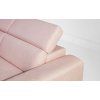 Pohovka MONZA sofa 2 ružová, detail polohovacej opierky hlavy a čalúnenia operadla na bielom pozadí z blízka.