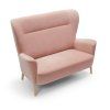 Dvojmiestna pohovka NAOMI sofa 2 v ružovej farbe, zaoblené boky a drevené nohy.
