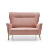 Dvojmiestna pohovka NAOMI sofa 2 v ružovom čalúnení, čelný pohľad na vysoké operadlo a drevené nožičky na bielom pozadí.