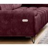 Pohovka TEODOR Sofa 2 – detail bočnice a sedáka s dekoratívnym šitím, pohľad zblízka.