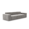 Pohovka CLOUD SOFA 3 na bielom pozadí v sivom čalúnení, hranatý minimalistický tvar s nízkym operadlom, pohľad z uhla.